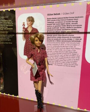 Gülse Birsel Instagram - Dün akşam Rahmi Koç Müzesi’nde açılışı yapılan Çağlar Boyu Bebek sergisinde 2 yıl önce üretilen Gülse Barbie bebek de sergilendi. Fotoğrafta 3 Türk kadınının Barbie’si var: Milli sörfçümüz @caglakubat , milli yüzücümüz @sumeyyeboyacii ve ben. Büyük gurur ve ne güzel bir kutlama. Bu arada sergi müthiş. Gidin görün. 🪆🎎 @rahmi_m_koc_muzesi @mattel @barbie 📷 @zeynelabidin