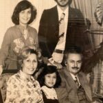 Gülse Birsel Instagram - “Dişlerini göstererek gülümse” dendiği için birkaç yıl böyle ısıracak gibi poz verdim. Çünkü çocukluk böyledir. Ne istendiğini tam anlamazsın, sürekli düşersin, yanlışlıkla saçını yakarsın (yaptım), arka arkaya 10 muz yiyip mideni bozarsın (yaptım), arkadaşlarınla sürekli kavga edip hemen sarılıp barışırsın, çok konuşursun, çok gürültü yaparsın ve sürekli arkanı toplayacak biri gerekir. Çocukluk sarhoşluğa benzer yani. Ve ikisi de müthiş ve berbattır. İkisinin de en iyi tarafı kısa sürmesidir. İlla sorulacak: Fotoğraftakiler bir bayram günü annem, babam, abim ablam ve ben. Evet güzel kardeşim kaza kurşunuyum. 4 erişkin yıllarca benimle uğraştı ve benim açımdan harikaydı! ♥️ Ülkemdeki çocukların her biri en az benim kadar güzel bir çocukluk geçirsin istiyorum. Geleceğe dair, güneşli günlere dair hayallerim var. Ve herkes akıllı olsun, hayal kırıklığını hiç sevmem! #23Nisankutluolsun 🇹🇷🇹🇷🇹🇷🇹🇷🇹🇷🇹🇷🇹🇷🇹🇷