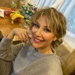 Gülse Birsel Instagram - Çekim karavanının olmazsa olmazları: Meyve tabağı, fındık fıstık, minik çiçek jesti, tabldot set yemeği, tulumba tatlısı, gece hayatı efektli tavan, hava 5 derecenin altındaysa pek kullanılmayan buzdolabı, çok makbule geçen sıcak su torbası. Işıltılı hayatlarımızdan bir kesit.