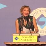 Gülse Birsel Instagram - Haziran 2017 idi. Sesim kısıktı ama bu görev bana verildiği için çok onurluydum... Turgut Uyar’ın Denge şiiriyle anlatmaya çalıştım Boğaziçi’ni. Kavga, dövüş, şiddetin, gerginlik ve kutuplaşmanın hiç birimize faydası yok! Ne olur bizim dengemizi bozmayınız. (Özel rica: Yorum yapacaksanız üsluba, nezakete dikkat edelim, bari burada kavga etmeyelim.)