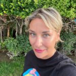 Gülse Birsel Instagram - Çimler, güneş, kediler, utanmadan hala mayoyla bronzlaşmalar derken, Ege’de her şey kulak memesi kıvamında giderken, 2 gündür özel efekt çapında şimşekler yıldırımlar! Kimin gözü kaldıysa derhal açıklasın! Veya biri beni Aralık ortasında olduğumuz ve yazın çoktan bittiği gerçeğine davet etsin. 🌩⚡️