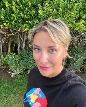 Gülse Birsel Instagram - Çimler, güneş, kediler, utanmadan hala mayoyla bronzlaşmalar derken, Ege’de her şey kulak memesi kıvamında giderken, 2 gündür özel efekt çapında şimşekler yıldırımlar! Kimin gözü kaldıysa derhal açıklasın! Veya biri beni Aralık ortasında olduğumuz ve yazın çoktan bittiği gerçeğine davet etsin. 🌩⚡️
