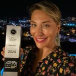 Gülse Birsel Instagram - Ödül törenleri de artık online. Az önce tam dijital çağa ve pandemiye yakışır biçimde oturduğum yerden #socialmediaawards2020’de ödülümü aldım. Takipçi sayısı, takipçilerle iletişim, ileti başı etkileşim oranı vs. gibi pek çok kriter varmış. TV’ye ilk başladığımda reytingden, sosyal medyaya girdiğimde de yıllarca bunlardan hiç anlamadım. Ama seyirci, takipçi fark etmez, bütün ilişkiler iyi arkadaşlıklar gibi olmalı. Çabasız, içten, sahici ve neşeli. Sağ olasın @marketingturkiyetr ve @socialmediamonitoring #boomsonar @socialmediaawardsturkey #socialmediaawardsturkey