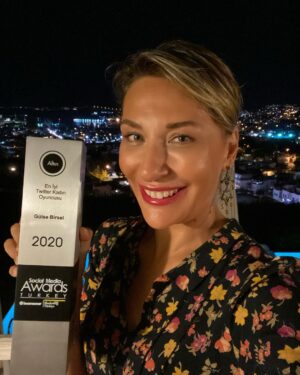 Gülse Birsel Instagram - Ödül törenleri de artık online. Az önce tam dijital çağa ve pandemiye yakışır biçimde oturduğum yerden #socialmediaawards2020’de ödülümü aldım. Takipçi sayısı, takipçilerle iletişim, ileti başı etkileşim oranı vs. gibi pek çok kriter varmış. TV’ye ilk başladığımda reytingden, sosyal medyaya girdiğimde de yıllarca bunlardan hiç anlamadım. Ama seyirci, takipçi fark etmez, bütün ilişkiler iyi arkadaşlıklar gibi olmalı. Çabasız, içten, sahici ve neşeli. Sağ olasın @marketingturkiyetr ve @socialmediamonitoring #boomsonar @socialmediaawardsturkey #socialmediaawardsturkey