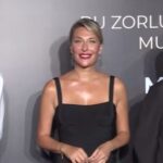 Gülse Birsel Instagram - Antalya Altın Portakal Film Festivali’ni açtık. Ve hayatımın ilk maskeli röportajını verdim! Sinema için de pandemiyle savaş için de hayırlısı uğurlusu. Jürimiz çiçek, o da ayrı. (Not: Basın mensuplarının hepsinde maske vardı ve 1.5-2 metre mesafeden röportaj yaptılar. Ben yine de tedirgin olayım da, neme lazım... ) @antalyaff @kesalercan @zeyneporal1 @kivancetto #tanerbirsel #57.antalyaaltınportakal #altınportakalulusalyarışma