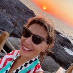 Gülse Birsel Instagram - Mutsuzluğa sebep çok şey var. Dünya çiçek bahçesi olmaktan hiç bu kadar uzaklaşmamıştı. En tuzu kuru için bile Vasfiye Teyze’nin dediği gibi: “Herkesin hayatı berbattır, yeter ki doğru yerden bakmasını bil”. Öte yandan “Öyle böyle döndürecen değirmenini, n’apacan?” Yani bi günbatımıydı, bi şakaydı, bi gelecek hayaliydi, gülümseme fırsatı bulduğunuzda atlayın üzerine!