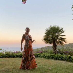 Gülse Birsel Instagram - Böyle tersten, yavaş çekim antin kuntin şeyler yapıyorlardı çok haset ediyordum. Yeni işler yazmaya odaya kapanmadan, içimde kalmasın dedim. 
(Bu arada @oopscool seviliyorsun karşim.)