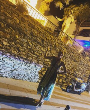 Gülse Birsel Instagram - Bu kadar yıl her yaz gelir giderim, paşanın evinin önünde ilk fotoğrafım. #zekimüren #bodrum #keşkeileridebanabodrumunprensesifilandense