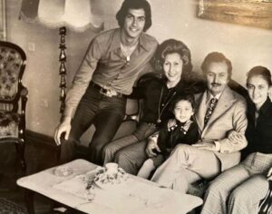 Gülse Birsel Instagram - Babalar Günü’nde,  babamın dibinde ve kadrajın merkezinde olduğum bir aile fotoğrafı. Tekne kazıntılığı bir tür starlıktır! #babalargününkutluolsunbabacım (Fotoğraftakiler annem, babam, abim ve ablam. Babam şu an yazlıkta. “Babalar Günü’nü kutlarız, biraz geç git” dedik, “Sezon açıldı, şehirde sıkıldım, artık sonra kutlarız, olduuu” dedi ve bastı gitti. Böyle de cool bir insan!)