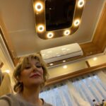 Gülse Birsel Instagram - Çekim karavanının olmazsa olmazları: Meyve tabağı, fındık fıstık, minik çiçek jesti, tabldot set yemeği, tulumba tatlısı, gece hayatı efektli tavan, hava 5 derecenin altındaysa pek kullanılmayan buzdolabı, çok makbule geçen sıcak su torbası. Işıltılı hayatlarımızdan bir kesit.