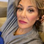 Gülse Birsel Instagram - Çekim karavanının olmazsa olmazları: Meyve tabağı, fındık fıstık, minik çiçek jesti, tabldot set yemeği, tulumba tatlısı, gece hayatı efektli tavan, hava 5 derecenin altındaysa pek kullanılmayan buzdolabı, çok makbule geçen sıcak su torbası. Işıltılı hayatlarımızdan bir kesit.
