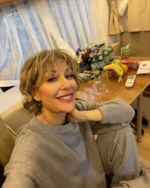 Gülse Birsel Instagram - Çekim karavanının olmazsa olmazları: Meyve tabağı, fındık fıstık, minik çiçek jesti, tabldot set yemeği, tulumba tatlısı, gece hayatı efektli tavan, hava 5 derecenin altındaysa pek kullanılmayan buzdolabı, çok makbule geçen sıcak su torbası. Işıltılı hayatlarımızdan bir kesit.