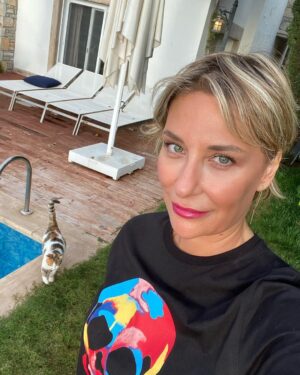 Gülse Birsel Instagram - Çimler, güneş, kediler, utanmadan hala mayoyla bronzlaşmalar derken, Ege’de her şey kulak memesi kıvamında giderken, 2 gündür özel efekt çapında şimşekler yıldırımlar! Kimin gözü kaldıysa derhal açıklasın! Veya biri beni Aralık ortasında olduğumuz ve yazın çoktan bittiği gerçeğine davet etsin. 🌩⚡️