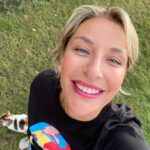 Gülse Birsel Instagram - Çimler, güneş, kediler, utanmadan hala mayoyla bronzlaşmalar derken, Ege’de her şey kulak memesi kıvamında giderken, 2 gündür özel efekt çapında şimşekler yıldırımlar! Kimin gözü kaldıysa derhal açıklasın! Veya biri beni Aralık ortasında olduğumuz ve yazın çoktan bittiği gerçeğine davet etsin. 🌩⚡️