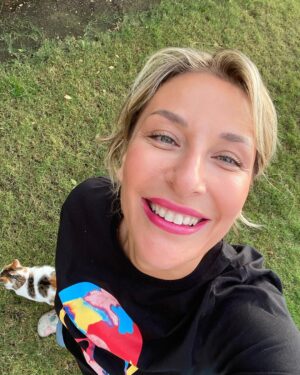Gülse Birsel Instagram - Çimler, güneş, kediler, utanmadan hala mayoyla bronzlaşmalar derken, Ege’de her şey kulak memesi kıvamında giderken, 2 gündür özel efekt çapında şimşekler yıldırımlar! Kimin gözü kaldıysa derhal açıklasın! Veya biri beni Aralık ortasında olduğumuz ve yazın çoktan bittiği gerçeğine davet etsin. 🌩⚡️