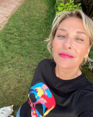 Gülse Birsel Instagram - Çimler, güneş, kediler, utanmadan hala mayoyla bronzlaşmalar derken, Ege’de her şey kulak memesi kıvamında giderken, 2 gündür özel efekt çapında şimşekler yıldırımlar! Kimin gözü kaldıysa derhal açıklasın! Veya biri beni Aralık ortasında olduğumuz ve yazın çoktan bittiği gerçeğine davet etsin. 🌩⚡️