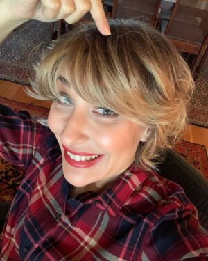 Gülse Birsel Instagram - Kendi röflemi yapmanın, hatta önlere balyaj atmanın haklı gururu... #evdekal (Story’mde nası yaptığımı anlattım, ve “Güzellik blogger’ı mı oluyorum ben, Allahım bu sürecin bitiminden ne halde çıkacağız” diye de endişelendim hemen.)