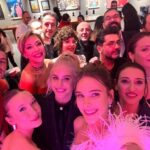 Gülse Birsel Instagram - Galamızı yaptık ve sabah 04.00’da bu post’u atmamdan da anlaşılacağı gibi, of keyfimiz çoook yerindeee! 😁🎊✨🎉Bizim gibi derdi tasayı atmak, neşe saçmak isteyenleri 30 Aralık’tan itibaren #YılbaşıGecesi’ne bekliyoruz. @disneyplustr Ve @alinaboz , sen zorla şu selfie’yi çekmesen salona girerkenki heyecanlı anımızın tek karesi olmayacaktı datlum benim. 💕. @sebnembozoklu @borankuzum @fatihartman @busrapekin @deryakaradas1 @iremsak @alicanyucesoy @aytasozeri @enistesigelmis @emirbenderlioglu @nazmisinan @zeyneptroil @mcengizbozkurt @kubilayqbtuncer @aciktan @bkmonline @jinglehouse