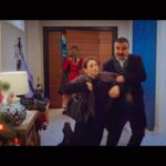 Gülse Birsel Instagram - 1) Sosyeteye hızlı giriyorsanız dikkat edin! 2) Hayatta mühim olan düşmek değil, kalkıp yola devam etmektir! #YılbaşıGecesi Filmimiz 30 Aralık’ta @disneyplustr @deryakaradas1 @mcengizbozkurt @fatihartman @sebnembozoklu @bkmonline @aciktan