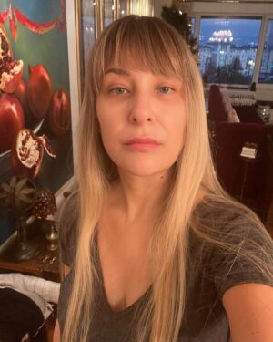 Gülse Birsel Instagram - Hücreler’de konuk oyuncu olundu, o çekim bu çekim yapıldı, işte yılbaşı geçti, yine bi sürü çekim, arada geceleri hep yazı çizi işleri, e galalara gidildi, ödüller şu bu hep yapıldı o işler, sonra heves ettim 1 derece yakın gözlüğü aldım, takmıyorum. Zaten takmayacaksın hayatta. Kısa çünkü hayat. Bak 2024’ün 20 günü geçmiş pühüü.