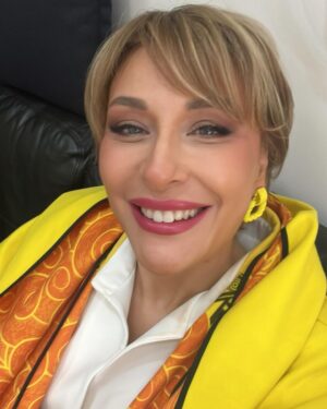 Gülse Birsel Instagram - Hücreler’de konuk oyuncu olundu, o çekim bu çekim yapıldı, işte yılbaşı geçti, yine bi sürü çekim, arada geceleri hep yazı çizi işleri, e galalara gidildi, ödüller şu bu hep yapıldı o işler, sonra heves ettim 1 derece yakın gözlüğü aldım, takmıyorum. Zaten takmayacaksın hayatta. Kısa çünkü hayat. Bak 2024’ün 20 günü geçmiş pühüü.