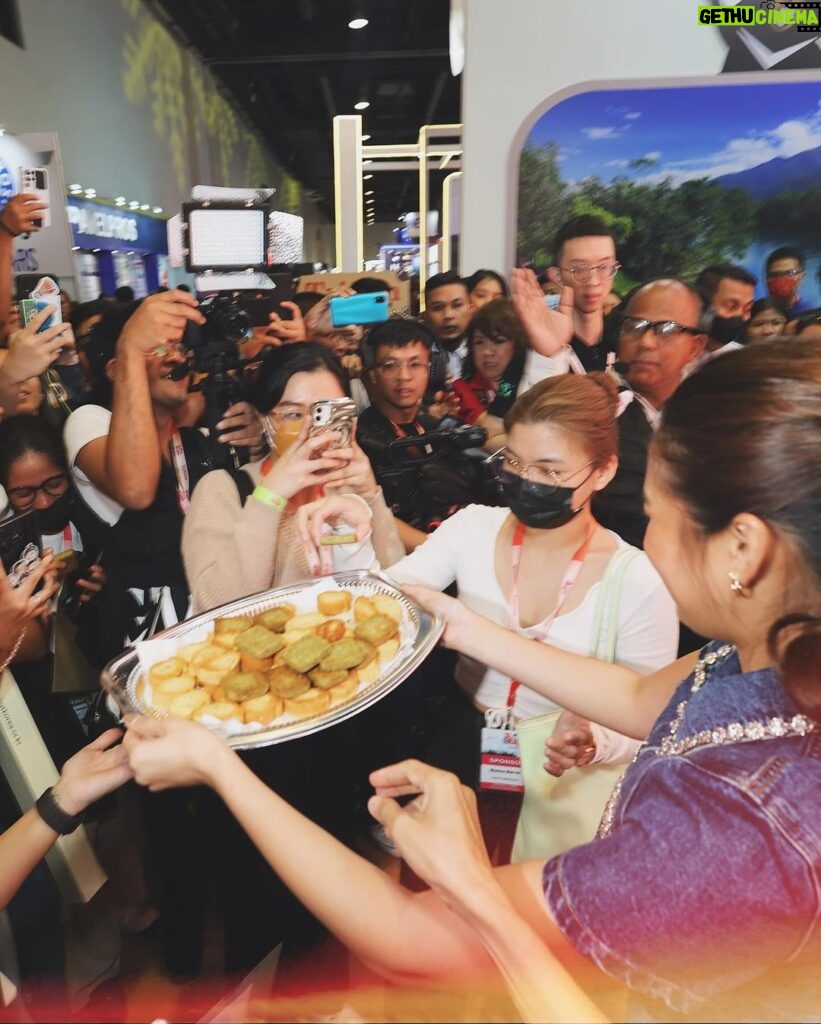 Gabbi Garcia Instagram - One of my fave Taiwanese delights! The Pineapple cake!! 💛 Our DIY session at the recent Travel Tour Expo definitely brought a piece of Taiwan to our audience! 🥰 Such a delightful experience! #PanahonSaTaiwan #GabLilPanahonSaTaiwan