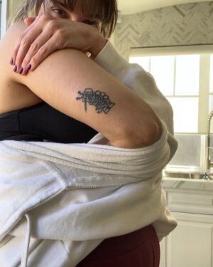 Gabbie Hanna Instagram - 1.2.22 Swipe for tattoos, stream Rewired
