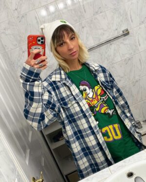 Gabbie Hanna Instagram - yo sup i’m gabbie i’m a high rolla rollin through in a brand new toyota corolla 🚗