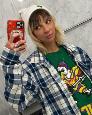 Gabbie Hanna Instagram - yo sup i’m gabbie i’m a high rolla rollin through in a brand new toyota corolla 🚗