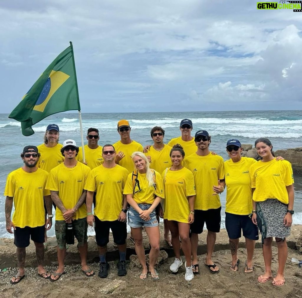 Gabriel Medina Instagram - “A união faz a força” nunca fez tanto sentido na minha vida como esse dia. Muito bom trabalhar em equipe, queria agradecer @filipetoledo e @yagodora e claro toda equipe do Brasil. @cbsurfoficial Deus, obrigado por tudo. Nem eu esperava por essa pagina escrita. Precisava de um milagre e aconteceu do jeito que tinha que acontecer. Lembro no Tahiti quando não consegui essa vaga nas olimpíadas, não entendi o porque não ter acontecido la, naquele momento, na minha onda favorita. Me esforcei pra caramba… Os planos de Deus são melhores que o nosso, Tenha fe, continue se esforçando… Feliz e aliviado, agora rumo as olimpíadas!!! feliz em representar meu pais. E prometo que eu vou dar o meu melhor mais uma vez. Obrigado pela torcida e carinho galera🇧🇷❤️🙏🏻