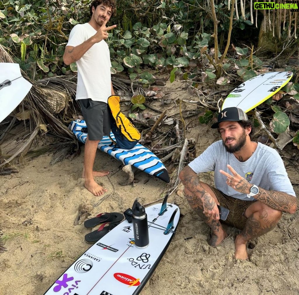 Gabriel Medina Instagram - “A união faz a força” nunca fez tanto sentido na minha vida como esse dia. Muito bom trabalhar em equipe, queria agradecer @filipetoledo e @yagodora e claro toda equipe do Brasil. @cbsurfoficial Deus, obrigado por tudo. Nem eu esperava por essa pagina escrita. Precisava de um milagre e aconteceu do jeito que tinha que acontecer. Lembro no Tahiti quando não consegui essa vaga nas olimpíadas, não entendi o porque não ter acontecido la, naquele momento, na minha onda favorita. Me esforcei pra caramba… Os planos de Deus são melhores que o nosso, Tenha fe, continue se esforçando… Feliz e aliviado, agora rumo as olimpíadas!!! feliz em representar meu pais. E prometo que eu vou dar o meu melhor mais uma vez. Obrigado pela torcida e carinho galera🇧🇷❤️🙏🏻