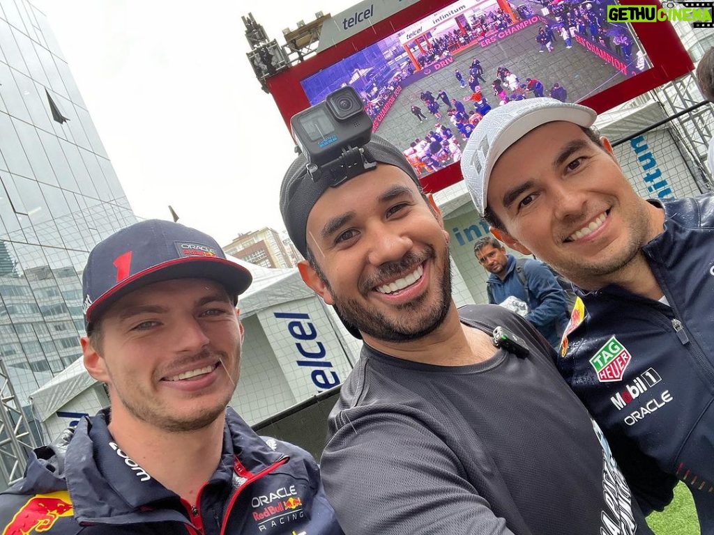 Gabriel Montiel Instagram - Hoy fui árbitro en un partido donde terminó haciendo un shout out Checo vs Verstapen #DeLaPistaALaCancha #TeamCheco #MexicoGP Plaza Carso