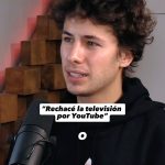 Gabriel Montiel Instagram - Ya es martes de NHLF y en esta ocasión @werevertumorro nos contó cómo desde niño soñó con ser futbolista o guionista, hasta conocer YouTube y comenzar a hacer videos por diversión. Lo que significó ser uno de los pioneros en YouTube y desgraciadamente sufrir una estafa por miles de pesos y saberse recuperar. Recibir una oferta de Telehit para hacer contenido para ellos y arriesgarse rechazándola para mejor hacer el contenido para él mismo. Y cómo decidió, después de todo esto, retomar su sueño de niño de convertirse en futbolista e irse a jugar a tercera división. Disfruten de este nuevo episodio de @nohagaslofacil con @werevertumorro completamente gratis EN VIDEO solo por @spotifymexico 🎥🎙️ 📸 @jerrybudar
