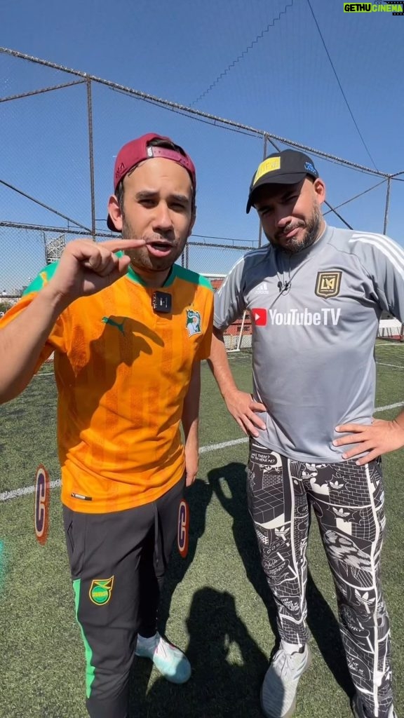 Gabriel Montiel Instagram - El crossbar challenge entre Gabo y Alex, si le das al travesaño, haces preguntas incomodas. 😈 #futbol #reto #deportes Mexico City, Mexico