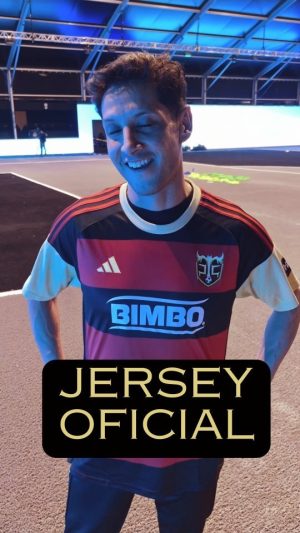 Gabriel Montiel Instagram - ¡El sueño se volvió realidad! 🖤 ❤️ 💛 
Con mucho cariño para todos ustedes, les presentamos el Jersey Oficial del Peluche Caligari. 

Para aquellos que nos siguen desde hace 12 años, esto es por y para ustedes. ¡ESTA ES NUESTRA PIEL! #vamospeluchecaligari #kingsleagueamericas