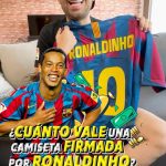 Gabriel Montiel Instagram - ¿Cuánto vale una camiseta firmada por el inigualable Ronaldinho? #futbol #deportes #firmas #ronaldinho Mexico City, Mexico