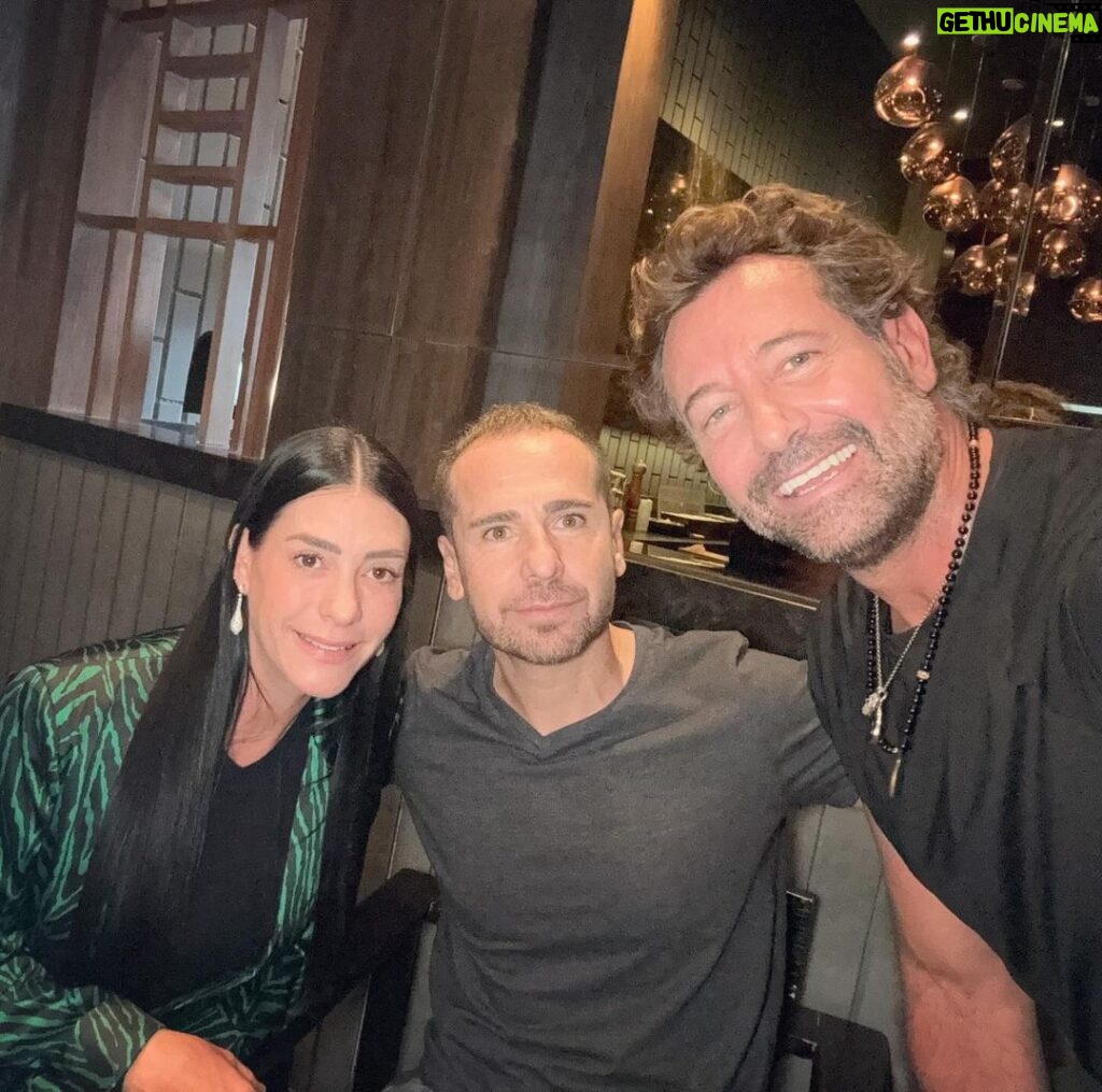 Gabriel Soto Instagram - Se les quiere mucho @memorochaa @lozanocarla 😀😘🙏🏼 #amigos #familia @ @sugoi_trc Torreon, Mexico