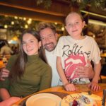 Gabriel Soto Instagram - Mi vida entera ❤️👨‍👧‍👧❤️. Festejando a mis amores ya que ayer fue el cumpleaños de Elissa y mañana de Miranda 🎉🎉🎉😃😃😃 🎂 🎂🎂