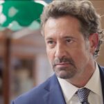 Gabriel Soto Instagram - Leandro intenta convencer a Julieta de irse con él, pero Manuela interviene. Leandro no dejará las cosas así. ¿Qué crees que hará? #VencerLaCulpa