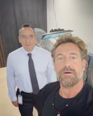 Gabriel Soto Instagram - TODA una experiencia 😅👍👏🏼 #camarahiperbarica @hospital_andalucia_mx  Gracias Doc Manuel Martinez y Chaeeemp @cristianmijares 🙏🏼🙏🏼🙏🏼. Y a gracias a todo el equipo que me llevo paso a paso en esto 😘