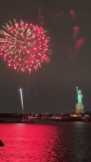 Gabriel Soto Instagram - Happy new year 💥🎊🗽🙏🏼☮️ 2024 🕉️!!!! 
#soboessed #sograteful #angelsallover