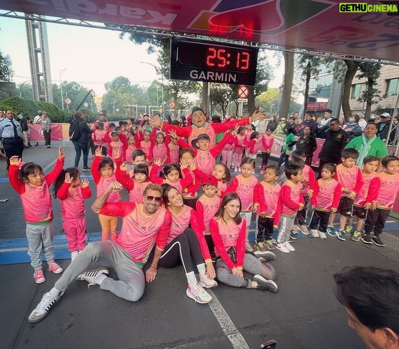 Gabriel Soto Instagram - Todos estos niños y niñas que ven aquí han recibido atención en su corazón gracias a @kardiasac ❤️ y ayer corrieron con nosotros 100 mts 🔝🙌🏻🙌🏻 #ejemplodevida 💫🙏🏼💪