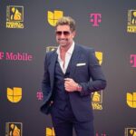 Gabriel Soto Instagram - @premiolonuestro 🏆🏆🏆💫💫💫😎😎😎 #styledbybompani @enricobompani Hair: @carlosemiliopics Accessories: @jacobandco @danyfrst 🔝 Miami, Florida