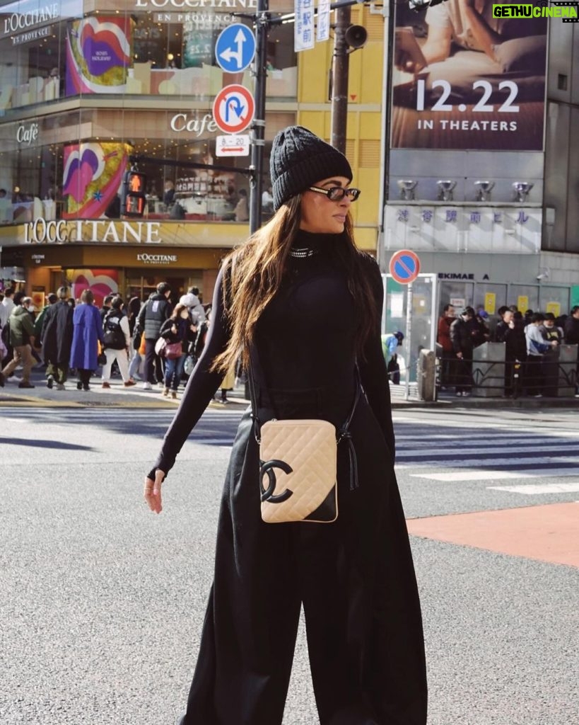 Galilea Montijo Instagram - Mejor nos regresamos 😎 Shibuya Crossing, Tokyo 渋谷区