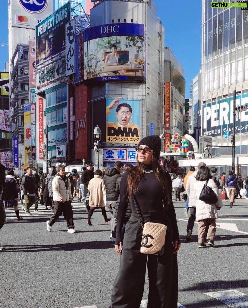 Galilea Montijo Instagram - Mejor nos regresamos 😎 Shibuya Crossing, Tokyo 渋谷区