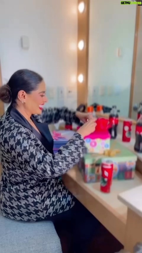 Galilea Montijo Instagram - En estas fechas agradezco cada momento compartido con cada uno de mis seres queridos, por eso como yo tu también comparte tu espíritu navideño con @cocacolamx #NavidadCocaCola23 #Publicidad