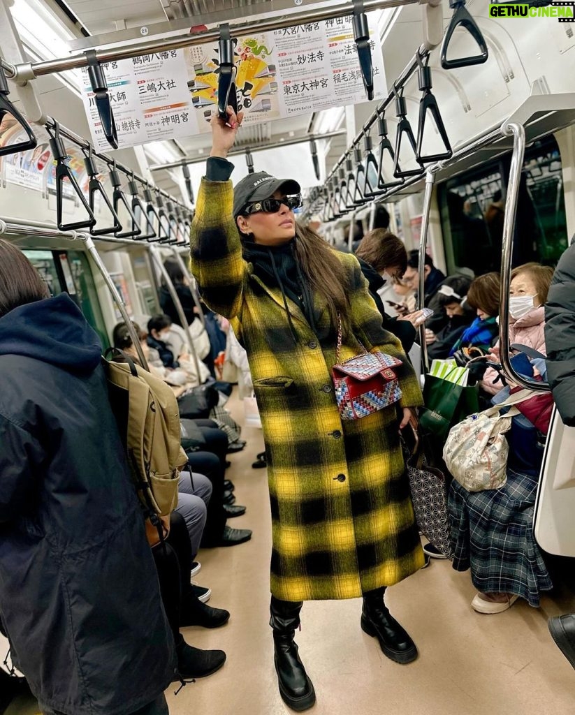 Galilea Montijo Instagram - Nadie habla en el metro 😎 Me estoy enamorando de #japon 😍 Tokyo, Japan