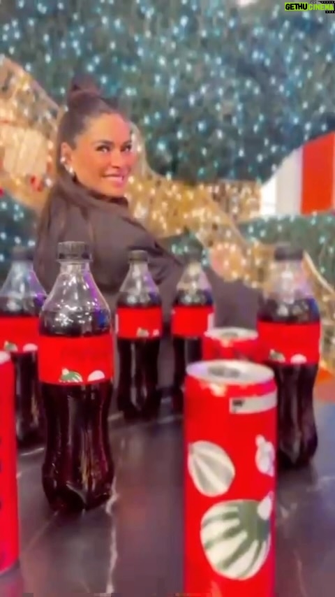 Galilea Montijo Instagram - Amo estas fechas en familia, que mejor compartir con todos el sabor de @cocacolamx #NavidadCocaCola23 #Publicidad