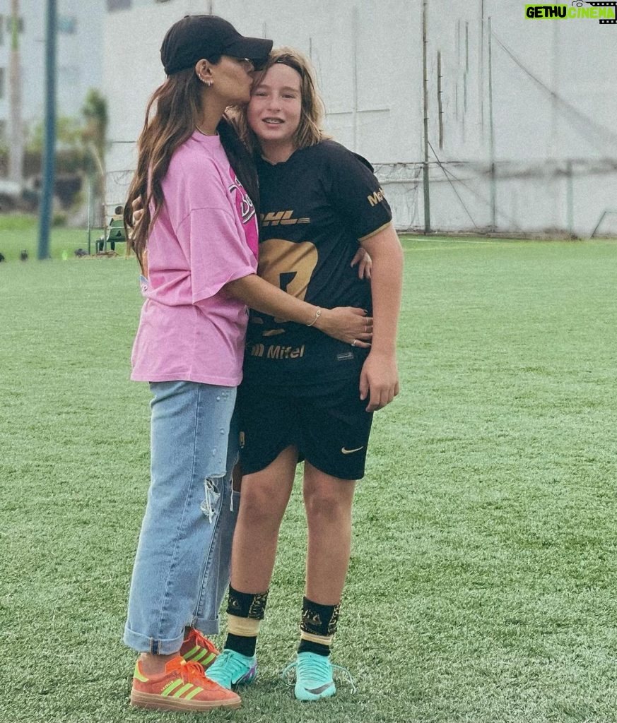 Galilea Montijo Instagram - Mi alma descansa cuando te veo feliz!!! Mi alma se llena cuando te abrazo ❤️❤️❤️❤️❤️ #miamordelbueno ❤️ Felicidades por el GOLAZO que metiste ⚽️💪🏼