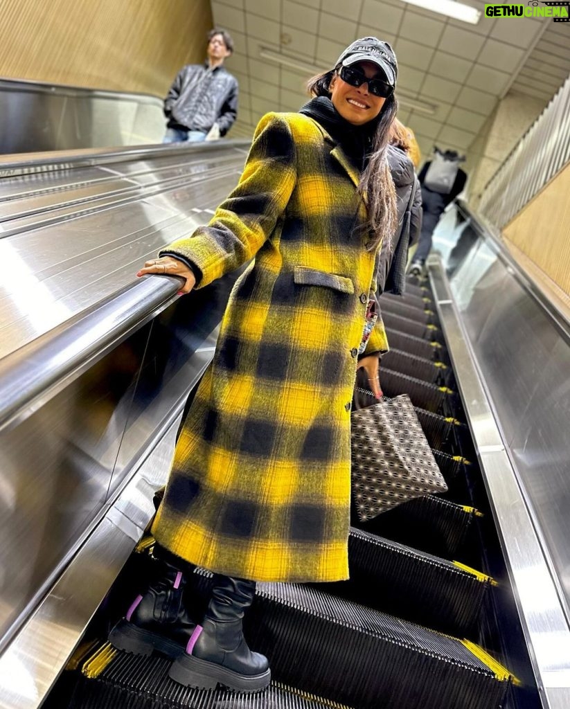 Galilea Montijo Instagram - Nadie habla en el metro 😎 Me estoy enamorando de #japon 😍 Tokyo, Japan